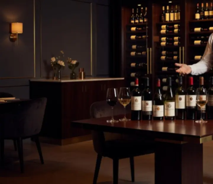 Sommelier válogatott borokat mutat be a Találkozópont7 étterem borlapjáról.